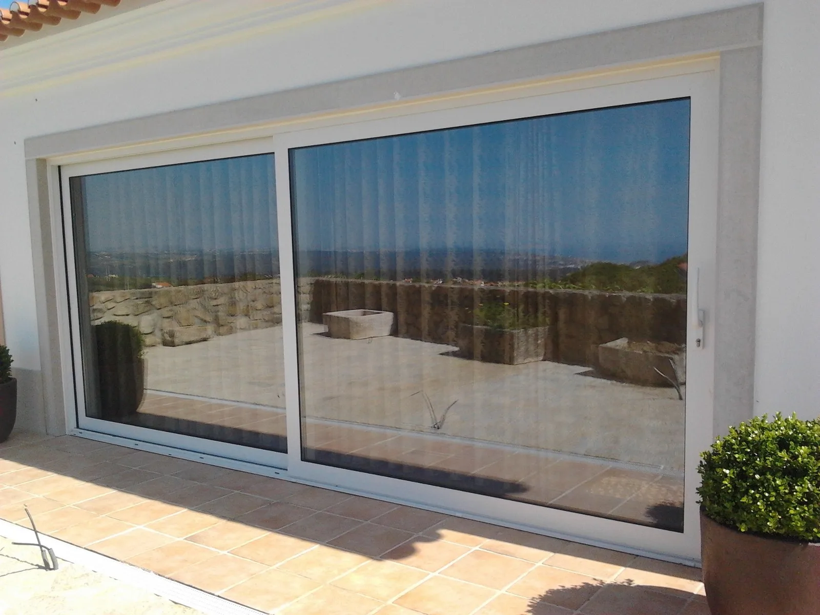 Porta de correr em alumínio com acesso ao terraço