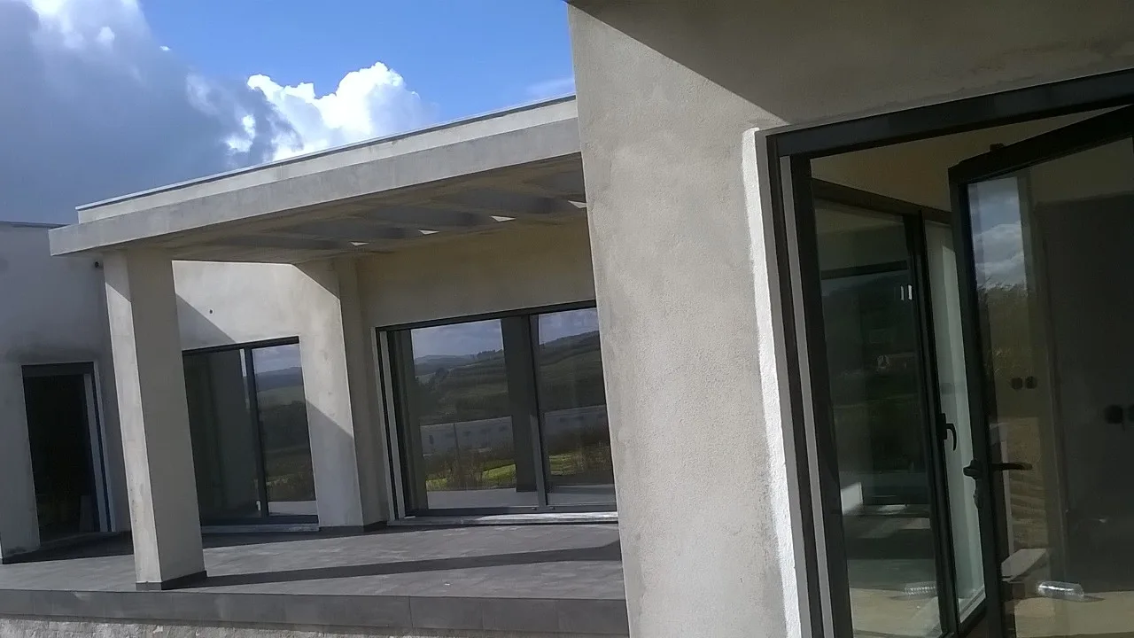 Moradia contemporânea com portas e janelas em alumínio escuro
