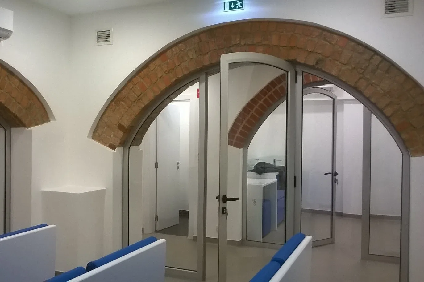 Portas envidraçadas em alumínio adaptadas a vãos interiores arqueados