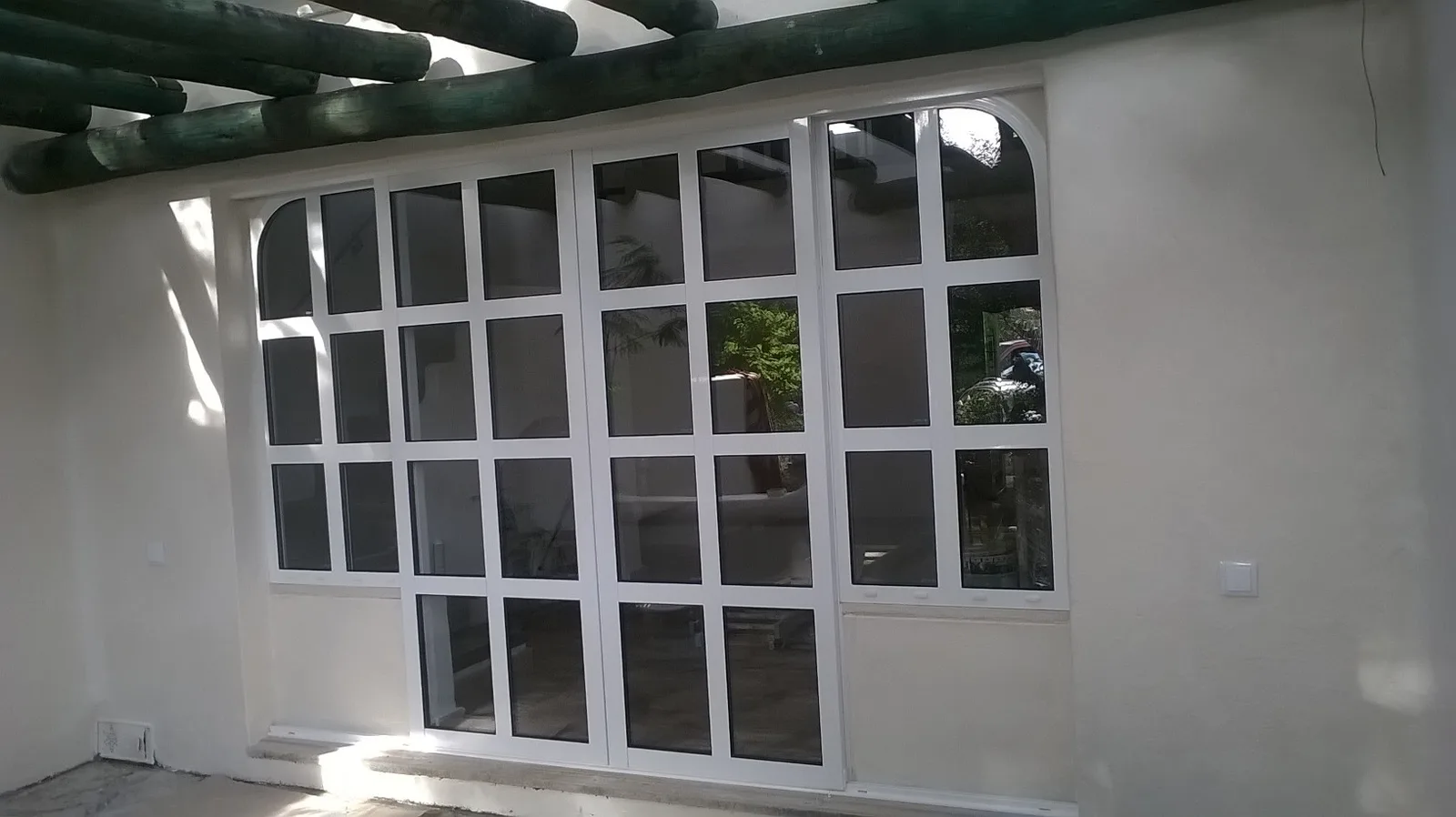 Porta e composição envidraçada branca em PVC com remates curvos