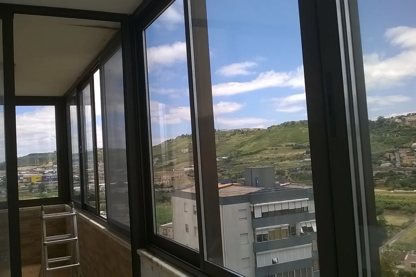 Varanda fechada com caixilharia de alumínio e vista para a paisagem